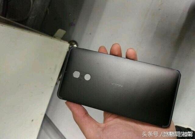 Foto Asli Smartphone Nokia dengan Bodi Metal Beredar