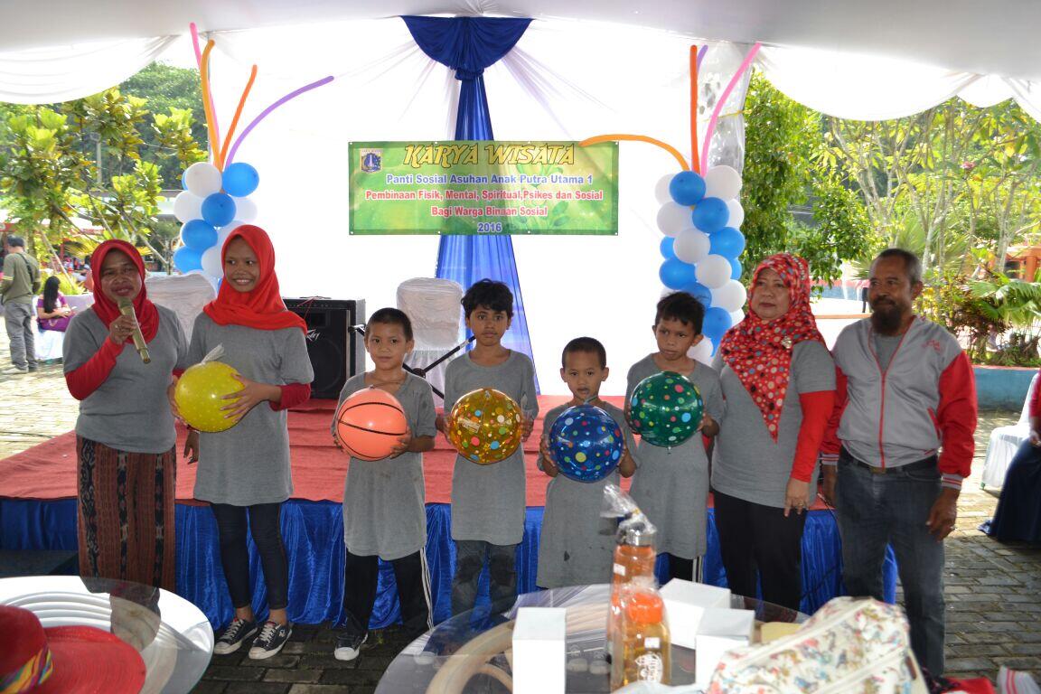 Suka Cita Anak-Anak Panti saat Rekreasi 