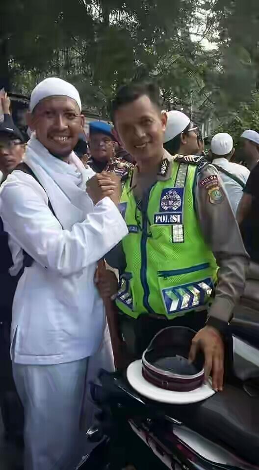 Beberapa Bukti Foto Kebersamaan Dan Toleransi "Aksi Damai 4 November 2016"..Salut!!