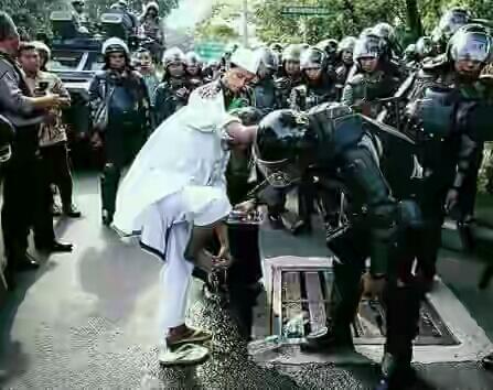 Beberapa Bukti Foto Kebersamaan Dan Toleransi "Aksi Damai 4 November 2016"..Salut!!