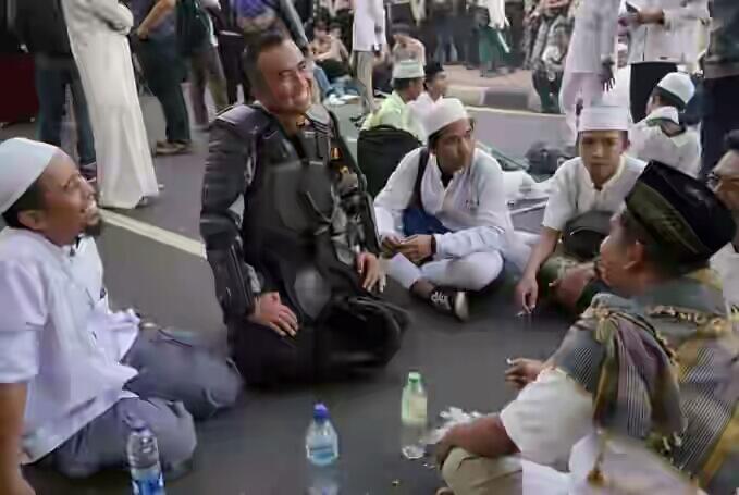 Beberapa Bukti Foto Kebersamaan Dan Toleransi "Aksi Damai 4 November 2016"..Salut!!