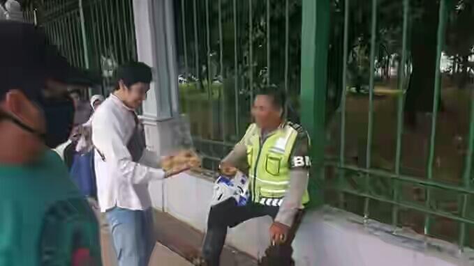 Beberapa Bukti Foto Kebersamaan Dan Toleransi "Aksi Damai 4 November 2016"..Salut!!