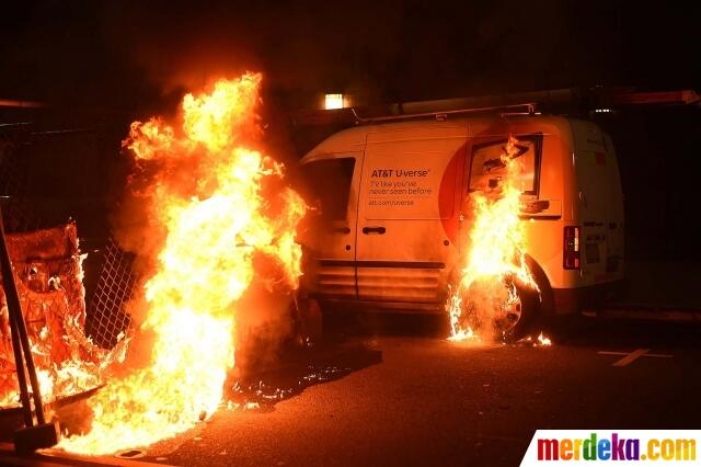 Bentrokan Pecah, Pendemo Donald Trump Bakar Mobil dan Perkantoran