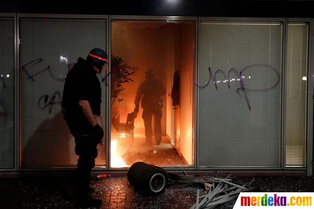 Bentrokan Pecah, Pendemo Donald Trump Bakar Mobil dan Perkantoran