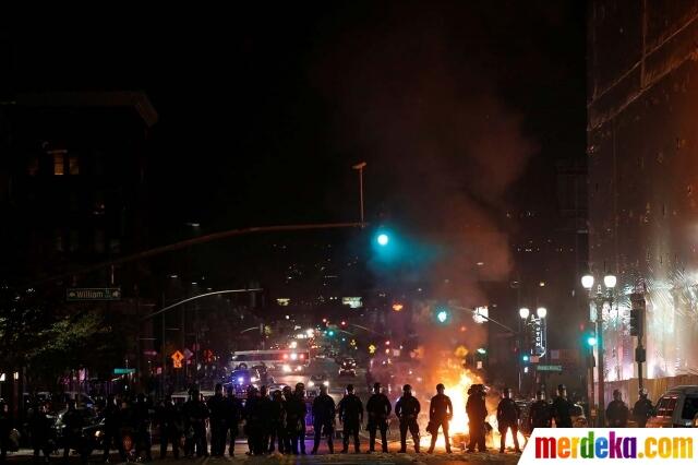 Bentrokan Pecah, Pendemo Donald Trump Bakar Mobil dan Perkantoran