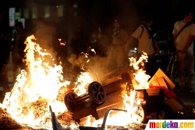 Bentrokan Pecah, Pendemo Donald Trump Bakar Mobil dan Perkantoran