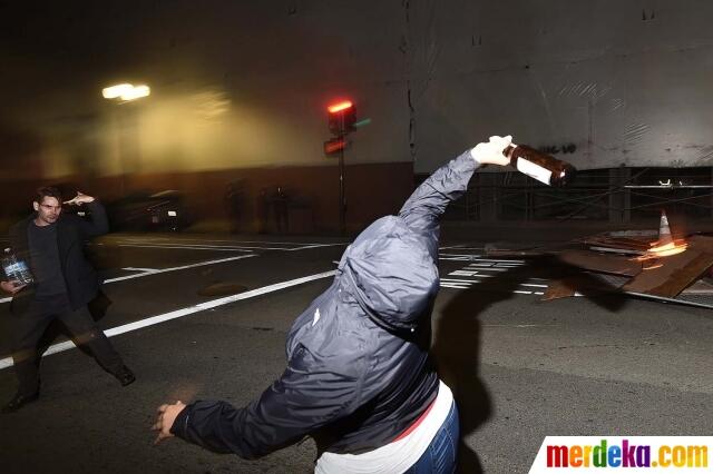 Bentrokan Pecah, Pendemo Donald Trump Bakar Mobil dan Perkantoran