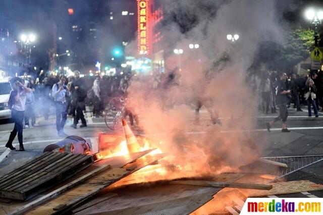 Bentrokan Pecah, Pendemo Donald Trump Bakar Mobil dan Perkantoran