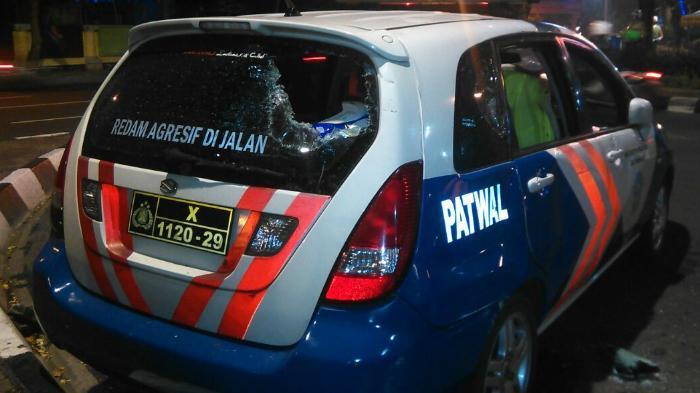 Bonek Turun ke Jalan, Mobil Polisi Hancur