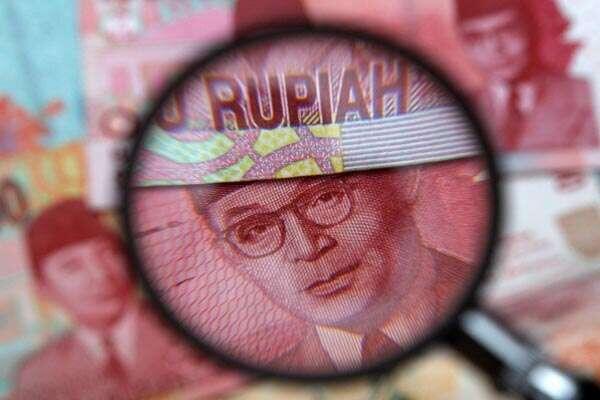 Rupiah Anjlok, Ekonom Beberkan Penyebabnya