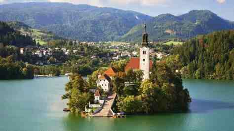 Telaga Sarangan, Perpaduan antara Italia dan Slovenia 