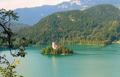 Telaga Sarangan, Perpaduan antara Italia dan Slovenia 