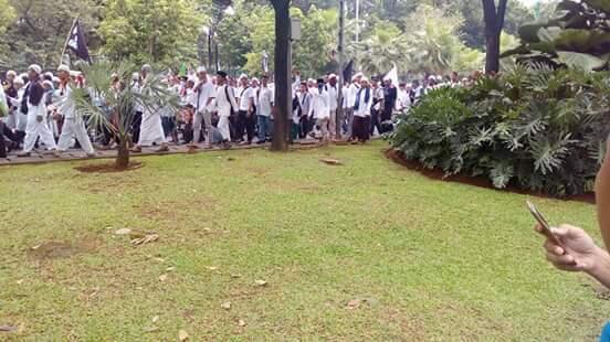 Kumpulan Foto dan Meme Aksi 4 November 2016