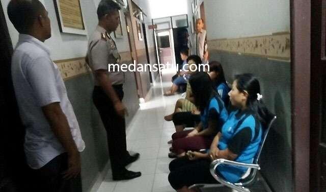 Waduh! Saat Polisi Datang,Para Wanita Ini Sedang Bug!l dan Ehem-ehem dengan Pria