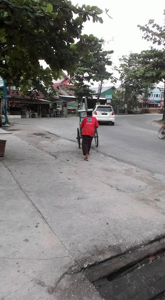 Foto Kakek jualan es ini bikin haru gan