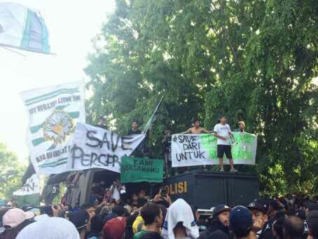 Aksi #savepersebaya dari suporter klub lain di Indonesia
