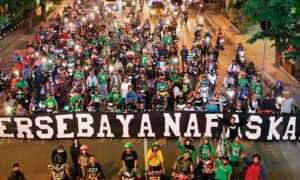 Aksi #savepersebaya dari suporter klub lain di Indonesia