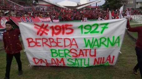 Aksi #savepersebaya dari suporter klub lain di Indonesia