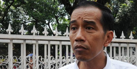 Jokowi Geleng Kepala Saat Buka Medsos