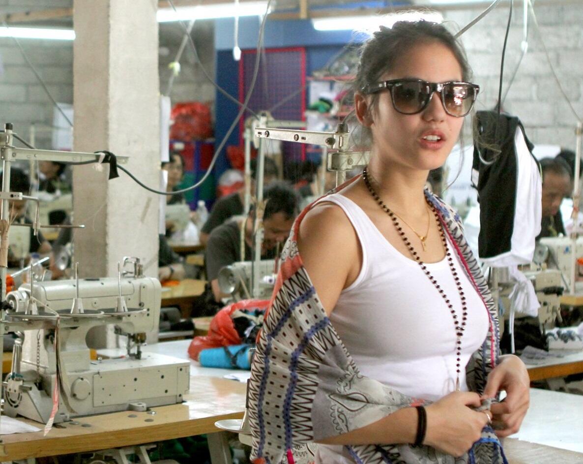 Saat Pantat Digerayang Fans; Ini Reaksi Pevita Pearce!