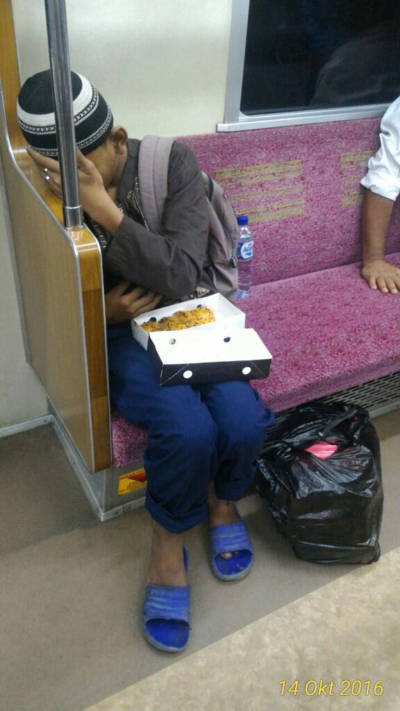 Awas, Pengemis Modus Pura-Pura Sakit di dalam KRL