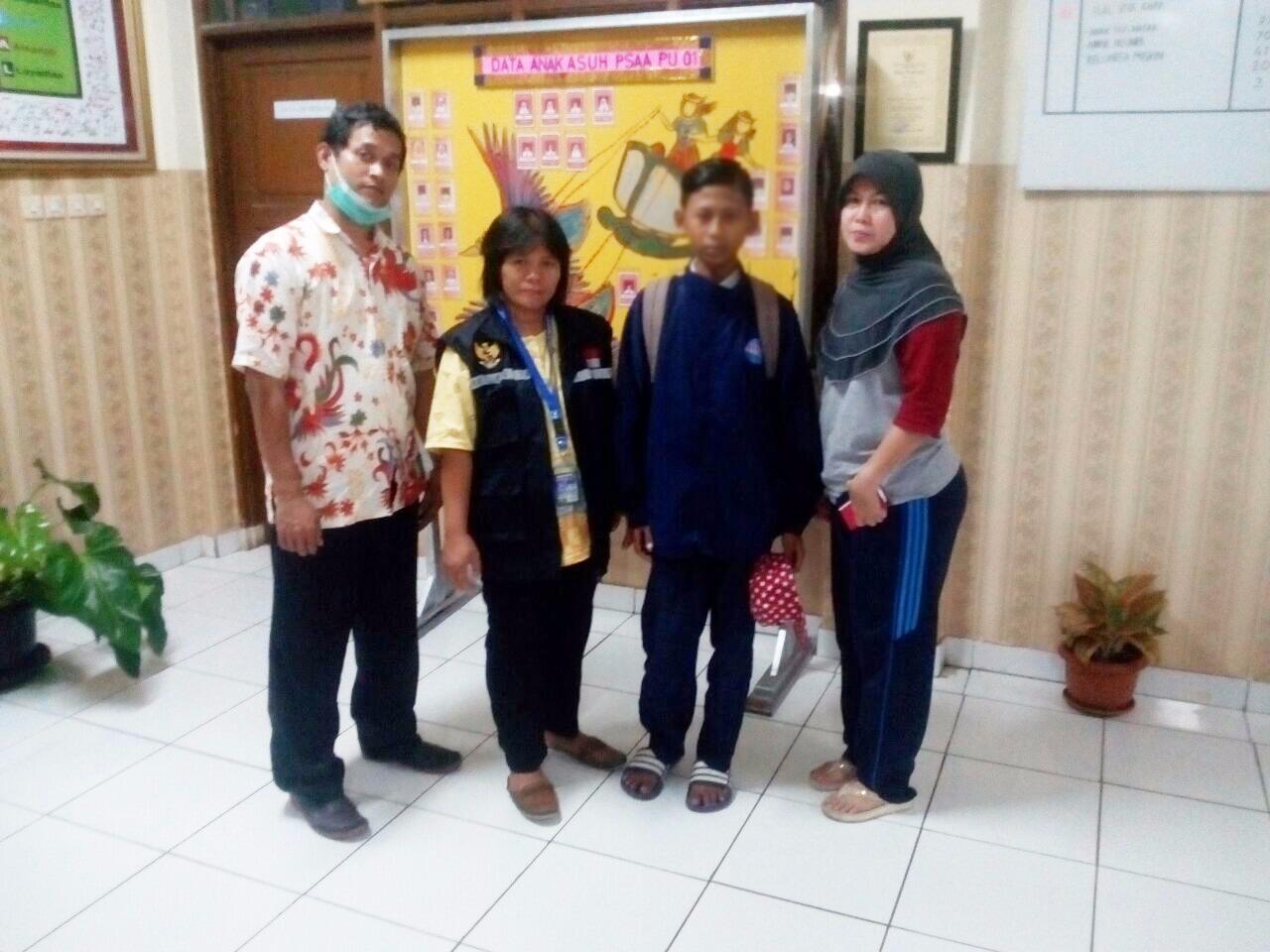 Awas, Pengemis Modus Pura-Pura Sakit di dalam KRL