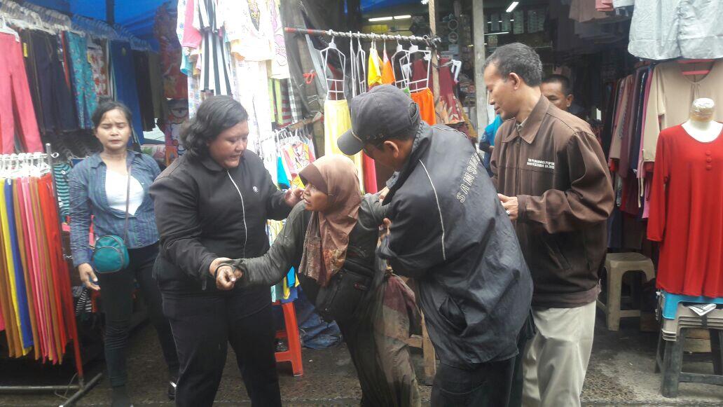 Kerap Kasar, Pengemis Modus Ngesot dijangkau di Pasar Mester Jatinegara.