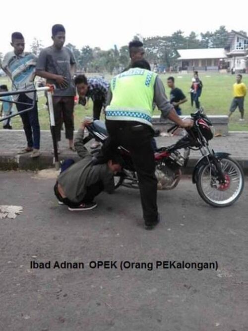 &#91;Mantab Jiwa&#93; Polisi Paksa Pemilik Motor ini Dengarkan Suara Kenalpot Motornya