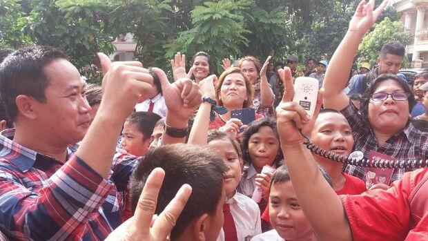 Nyanyian Anak SD Sambut Ahok di Pondok Kopi: Is The Best Gubernur