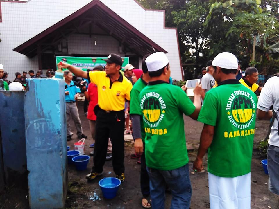 Umat Islam dan Aparat Rapikan Gereja di Samarinda Pasca Bom, Suasananya Sejuk