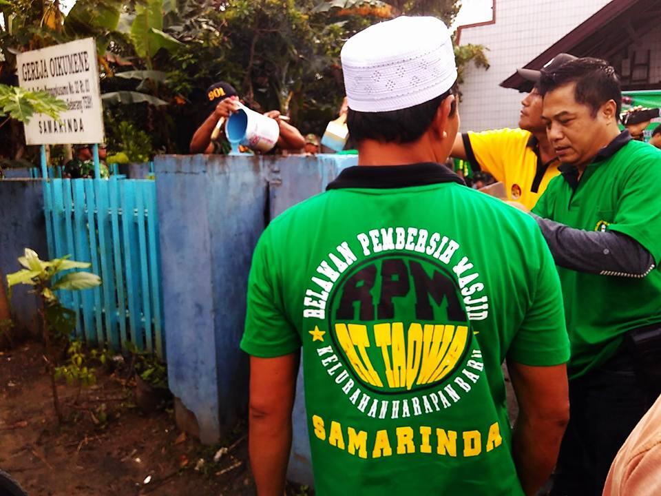 Umat Islam dan Aparat Rapikan Gereja di Samarinda Pasca Bom, Suasananya Sejuk