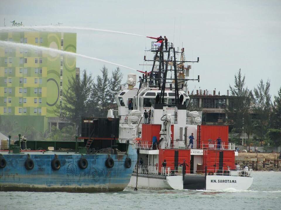 Pemadaman kapal MT Nona Tang II di Pelabuhan Batu Ampar, Batam oleh KPLP