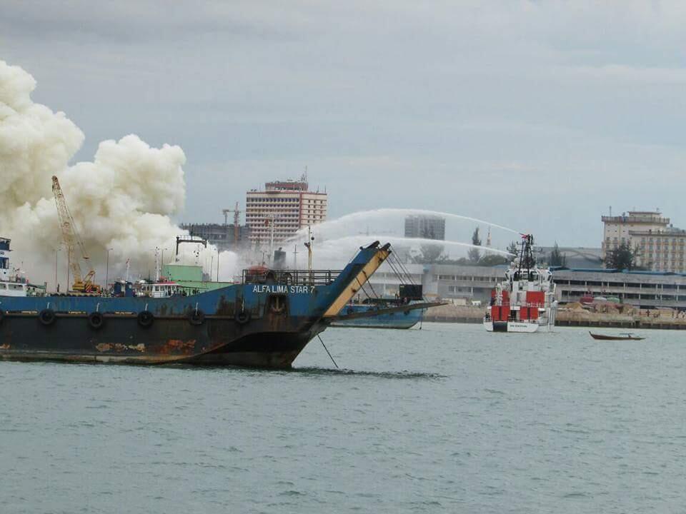 Pemadaman kapal MT Nona Tang II di Pelabuhan Batu Ampar, Batam oleh KPLP