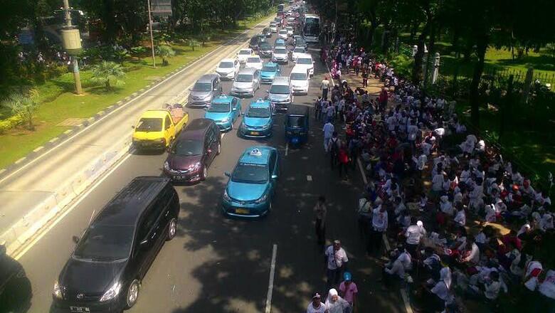 Massa Parade Bhinneka Tunggal Ika 'Ngadem' di Trotoar, Lalin Tersendat