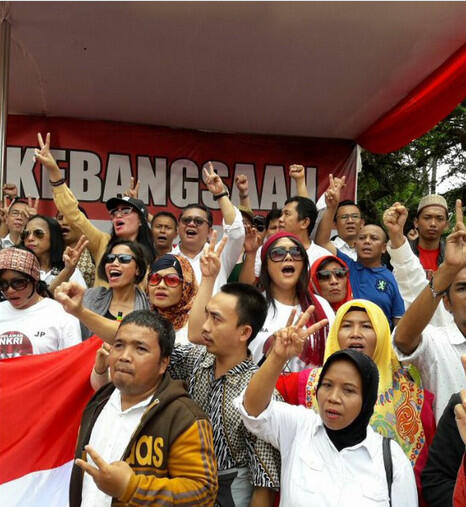 Saat Parade Bhineka Tunggal Ika, Wanita Ini Bagi-Bagi Pin Ahok-Djarot