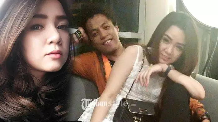 Komika Arie Kriting - Duduk Mesra di Sofa, Wanita Cantik Inikah Pacarnya?