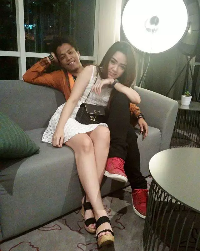 Komika Arie Kriting - Duduk Mesra di Sofa, Wanita Cantik Inikah Pacarnya?