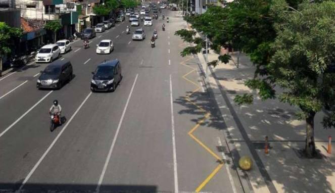 Arti Garis Kuning Berbiku di Pinggir Jalan