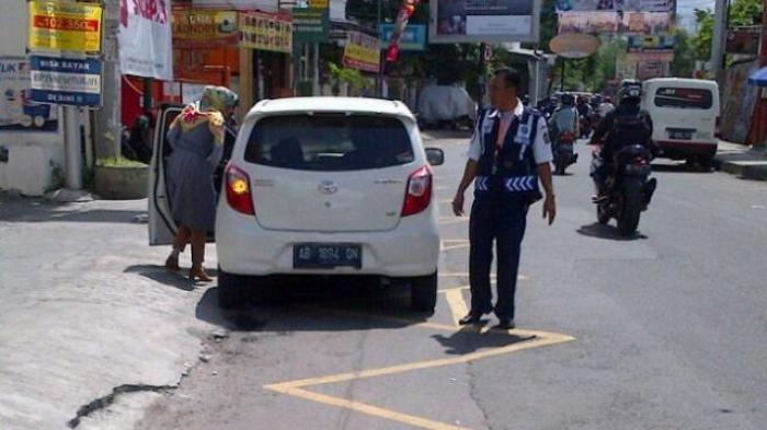 Arti Garis Kuning Berbiku di Pinggir Jalan