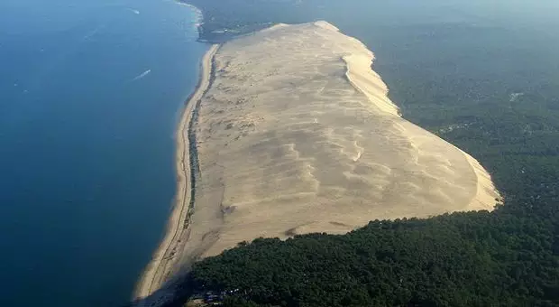 Bukit Pasir Ini Bergerak dan Menelan Dataran Sekitarnya. Unik Gan...