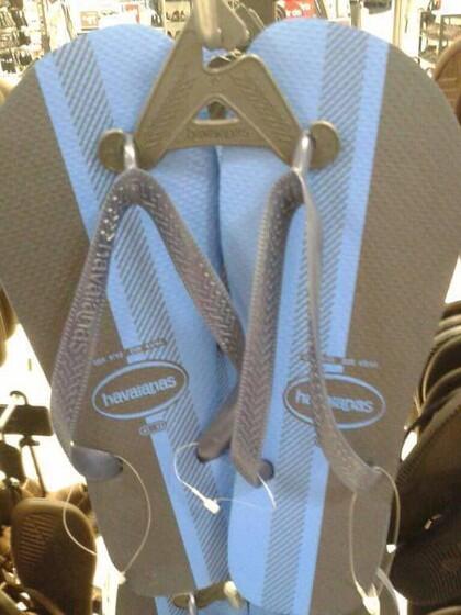 Putih-Emas atau Biru-Emas? Warna Sandal Jepit Ini Jadi Kontroversi