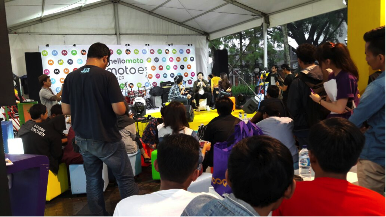 Serunya “Moto E Roadshow” di Bandung, Dari Kompetisi Video Box Sampai Perform Musik!