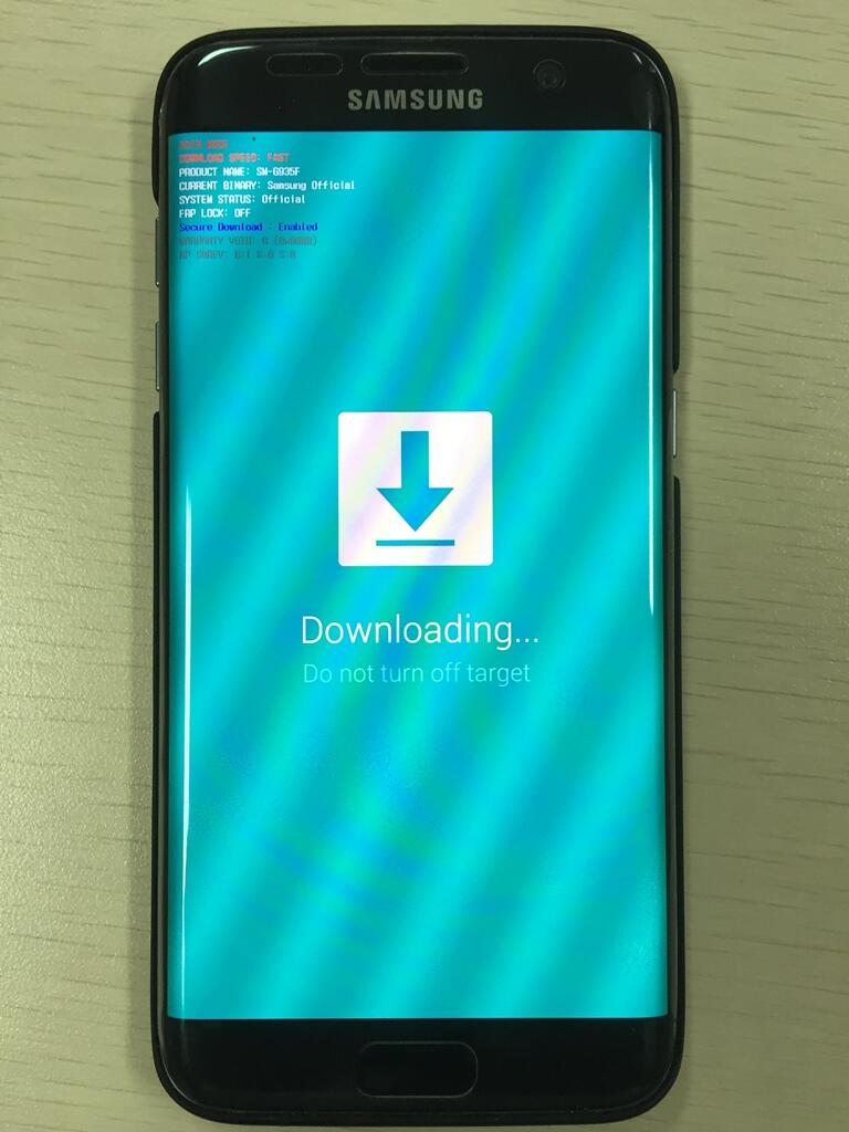 Downloading do not turn off. Самсунг с голубым экраном. Самсунг голубой экран со стрелочкой do not turn off target. Samsung Galaxy голубой экран. Голубой экран на телефоне Samsung.