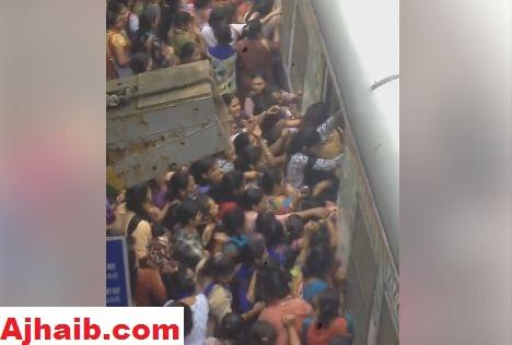Video: Brutal dan Berbahaya, Ibu-Ibu Rebutan Naik Kereta di India