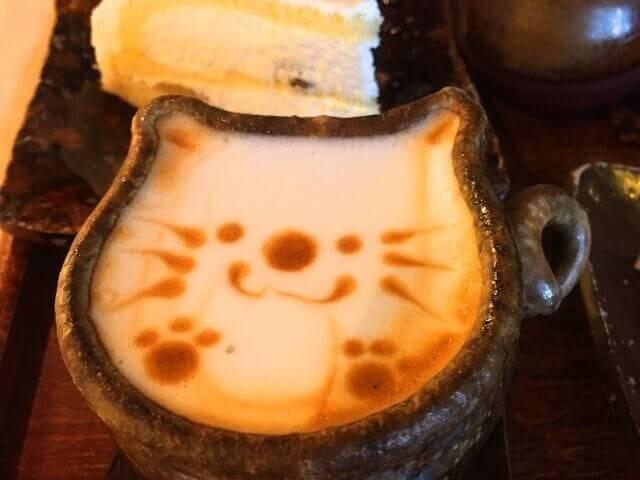 Cafe Yuu : Makanan dan Minuman Disajikan dalam Piring dan Gelas Hijau Lucu Gan!