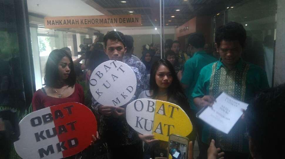 MAHKAMAH DPR DIBAWAKAN TIRUAN OBAT KUAT DUA PEREMPUAN CANTIK