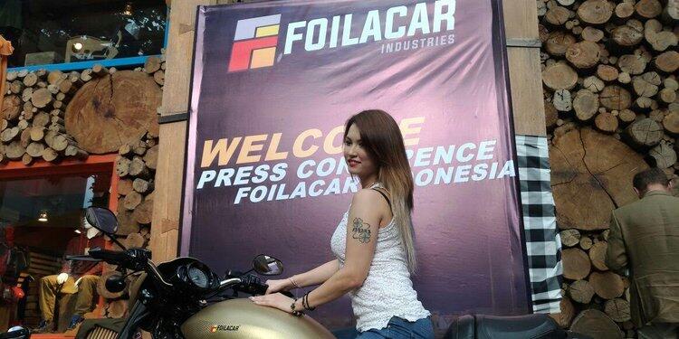 Berpose seksi, Miyabi jadi model stiker mobil di Bali