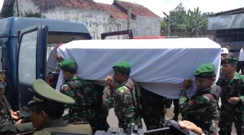 Prajurit TNI Korban Heli TNI AD Jatuh Dimakamkan Secara Militer