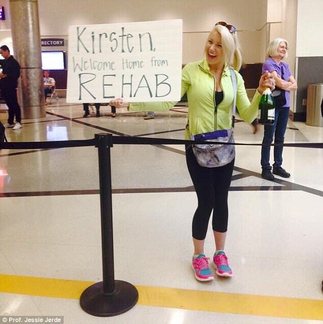 Bikin Ketawa, Berbagai Spanduk Penyambut Penumpang Pesawat di Bandara