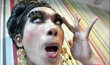 Terpingkal-pingkal Aksi Oyot Godhong, Ladyboy ala Yogya